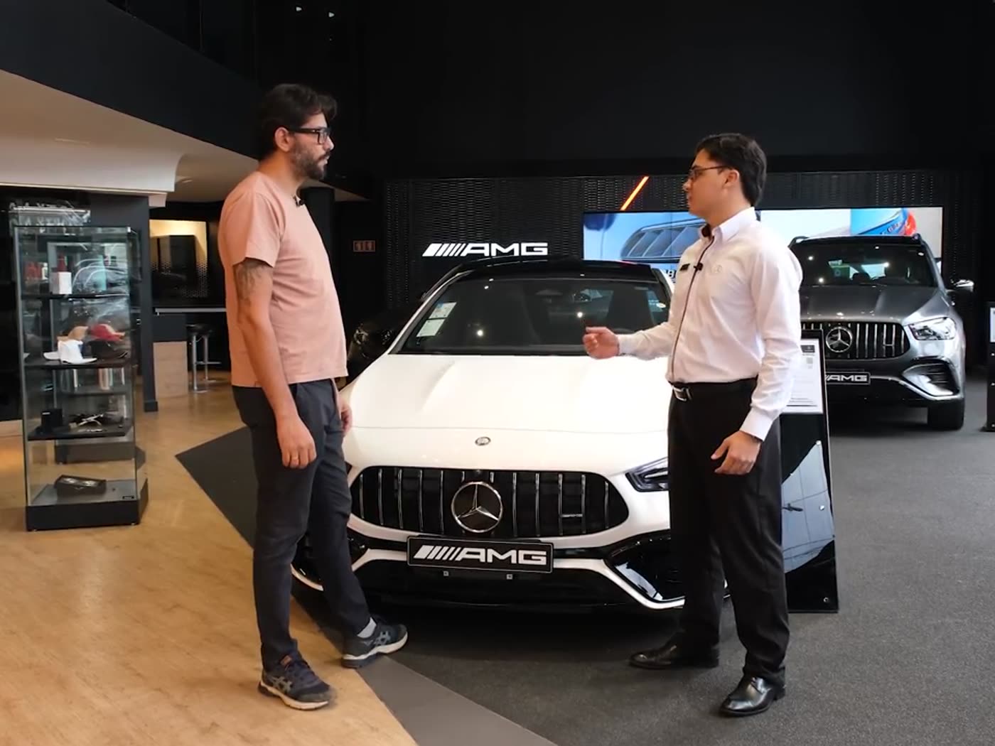 Gravação de videocast dentro de um showroom de carros
