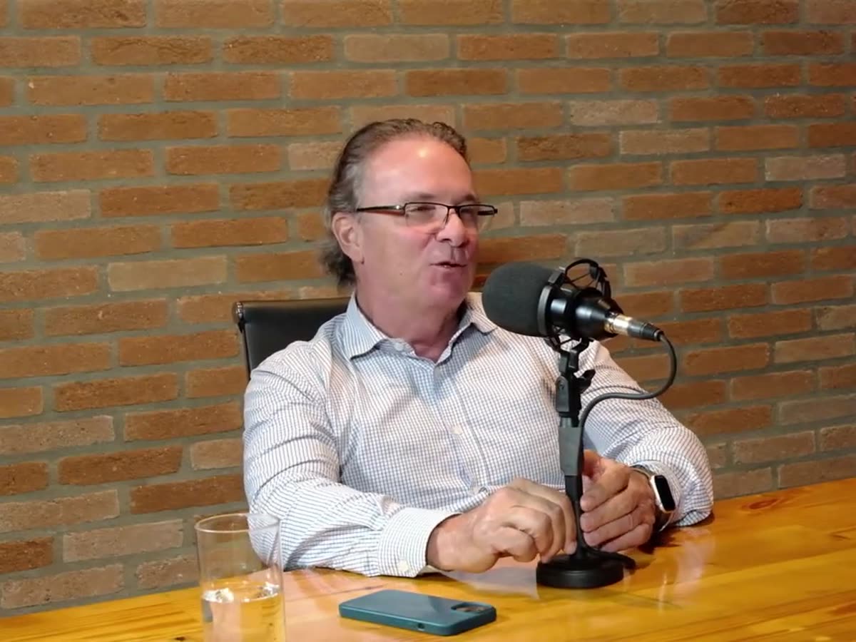 Sala de reunião transformada em estúdio de podcast