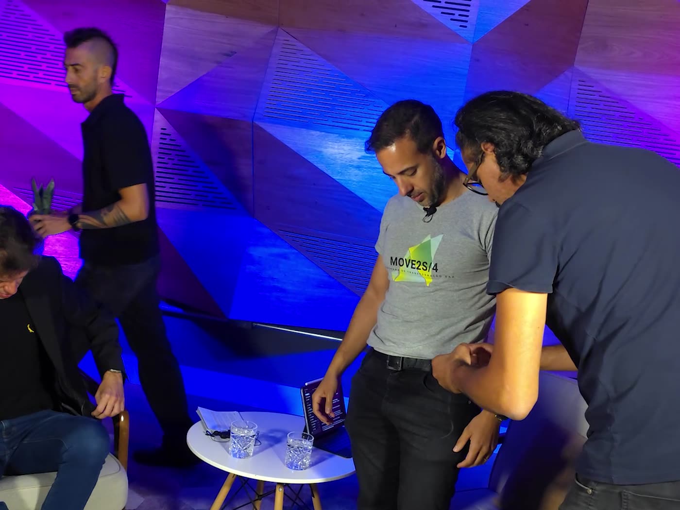 Equipe orientando os participantes antes da gravação