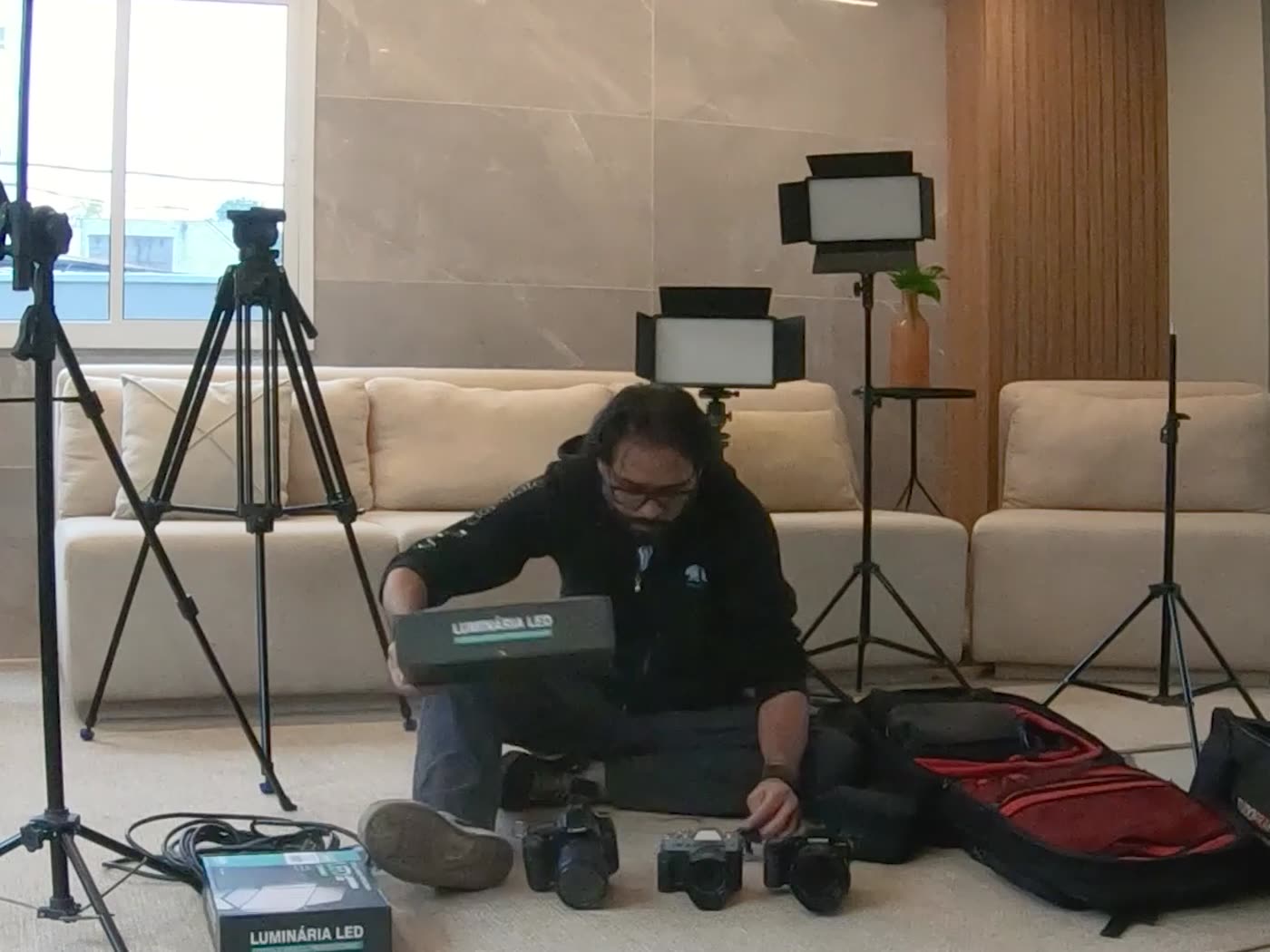 Montagem do set de gravação na sala da empresa
